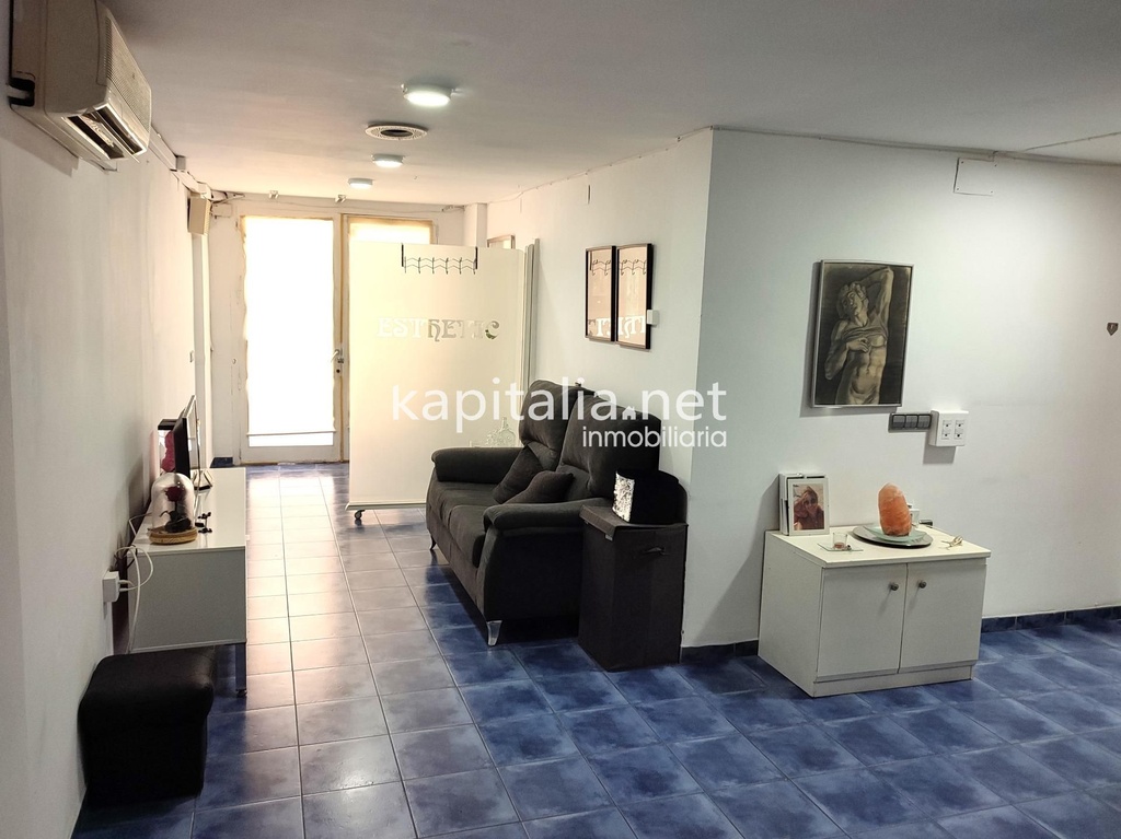 LOCAL COMERCIAL A LA VENTA EN ONTINYENT, UBICADA EN ZONA CENTRICA.