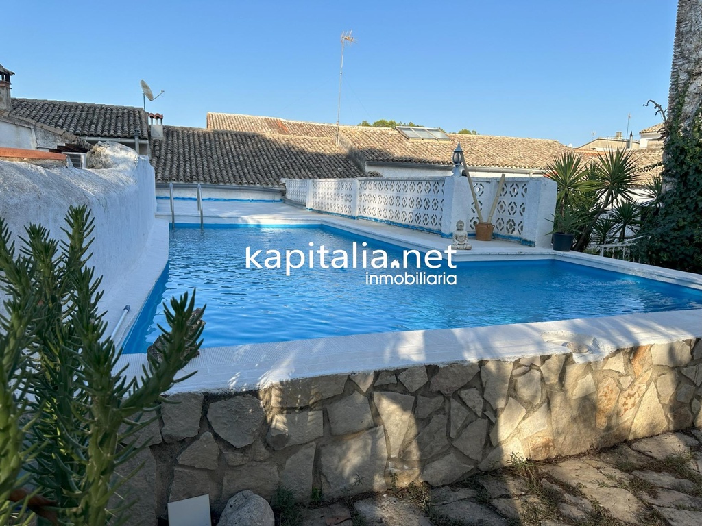 Casa con piscina a la venta en Bellús