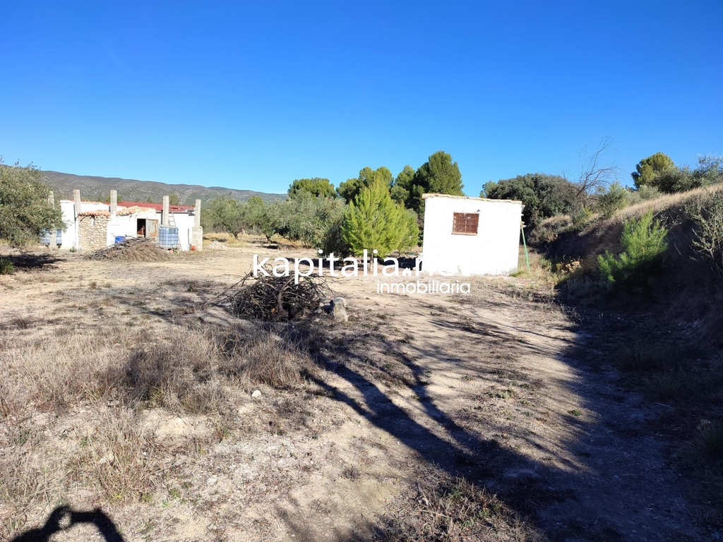 PETITE MAISON AVEC TERRAIN ET MAGASIN À VENDRE À ONTINYENT, SITUÉE DANS LA RÉGION DE MORERA.