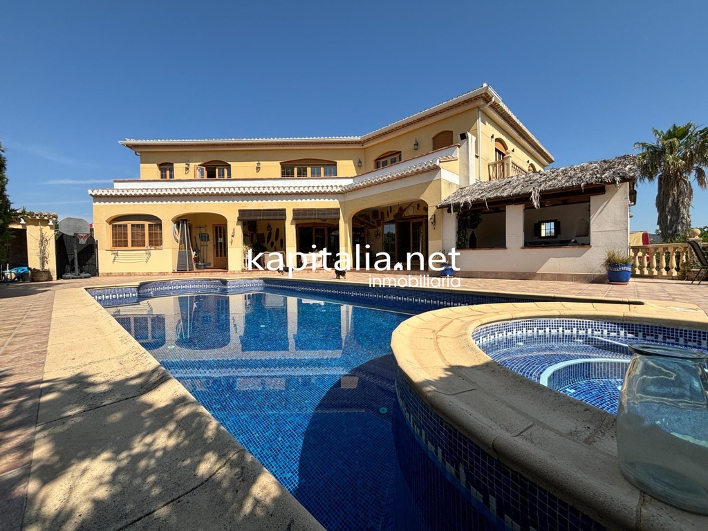 Large villa with independent guest house
