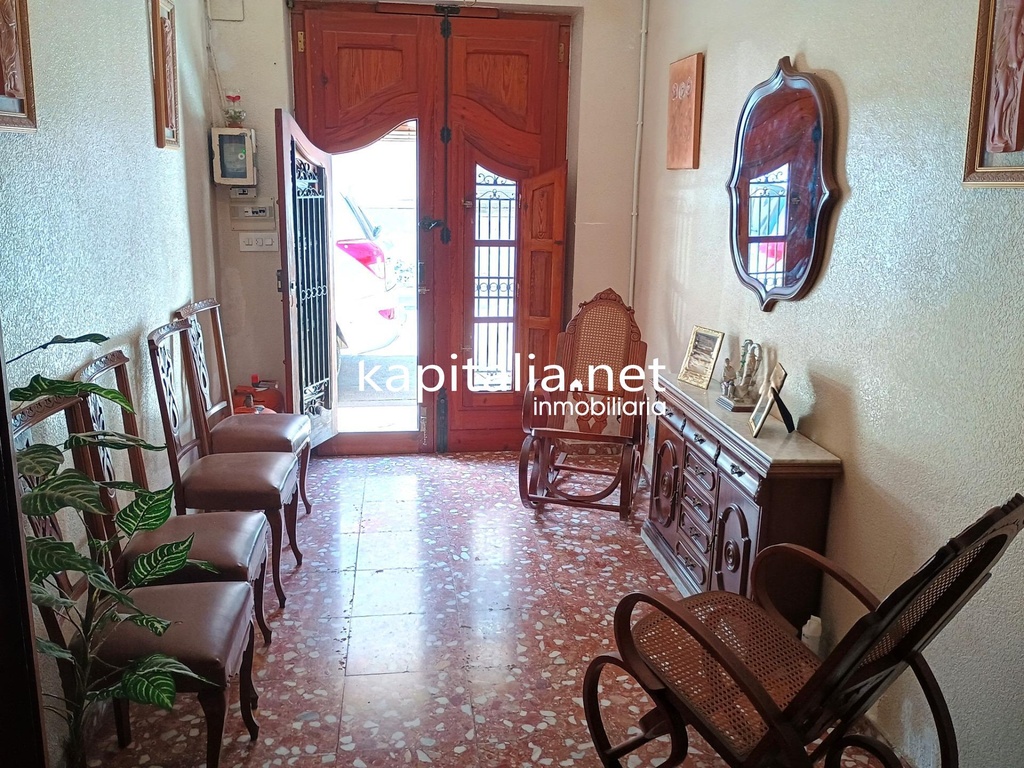 GROUND FLOOR FLAT FOR SALE IN CANALS, LOCATED IN A QUIET AREA.