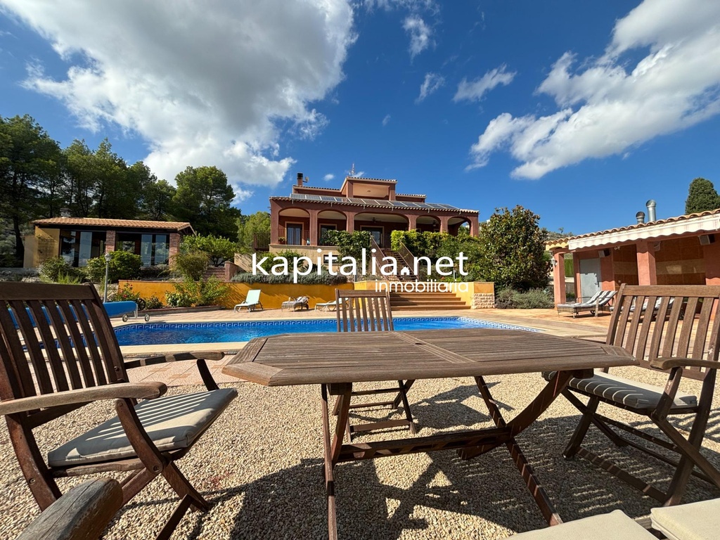 Große neu gebaute Villa in Balones