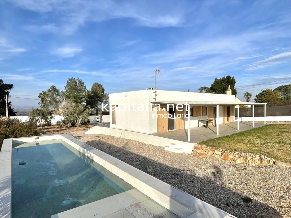 Villa for sale in Alberic, San Cristobal.