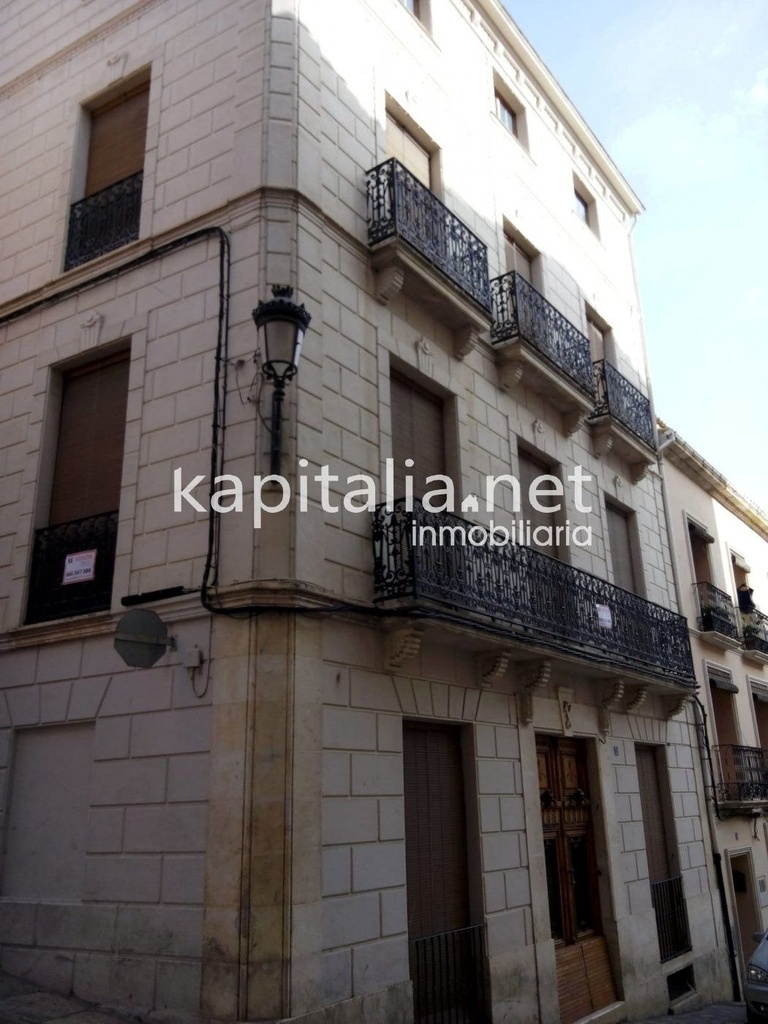 Grande maison à vendre sur la place de l'hôtel de ville (BOCAIRENT)