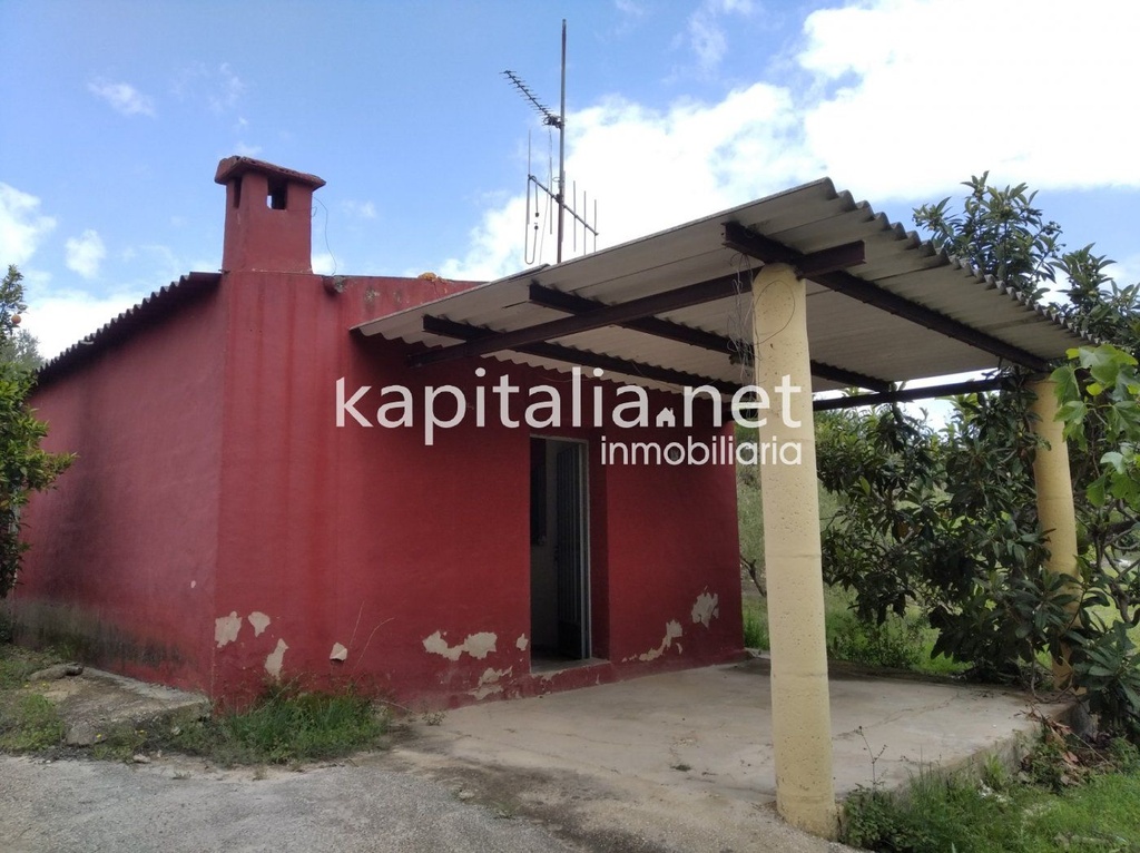 Maison de campagne à vendre à Agullent, dans la région de La Rota.