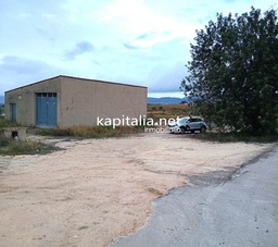 CASA CON MUCHA PARCELA EN ALBAIDA.